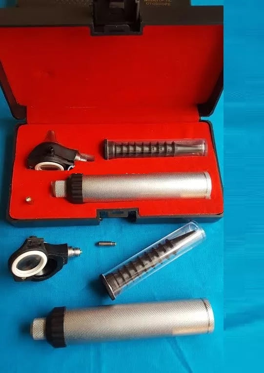 Fiber Optic Otoscope with Specula set +1 Extra Bulb, AS-1009
